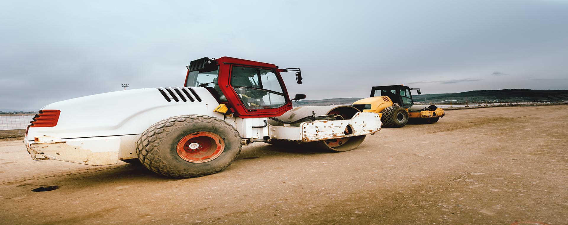 Alquiler de maquinaria para la construccion retroexcavadora combinada, minicargador con retro, motoniveladora, rodillo compactador mas pata de cabra, plataforma, tijera elevadora